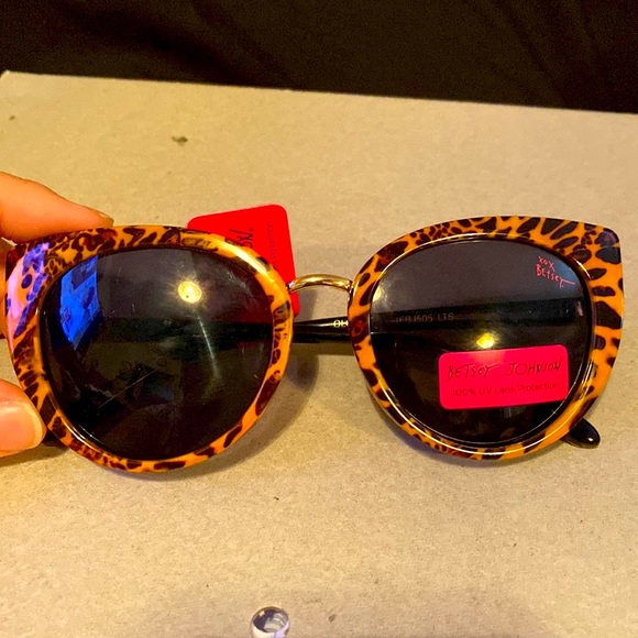 Betsey Johnson sunglasses, NWT, leopard print/design, 100% UV PROTECTION. - Picture 15 of 16